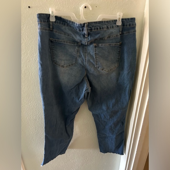 Crop jeans with cute lace detail on the bottom. Size 22. - Picture 4 of 5